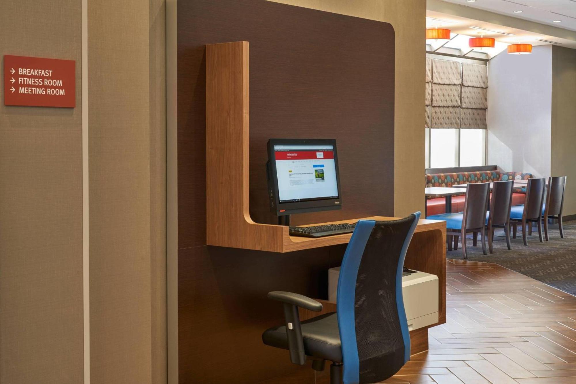 Towneplace Suites By Marriott Windsor Exteriör bild