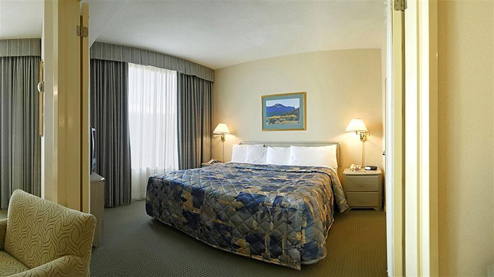 Towneplace Suites By Marriott Windsor Exteriör bild