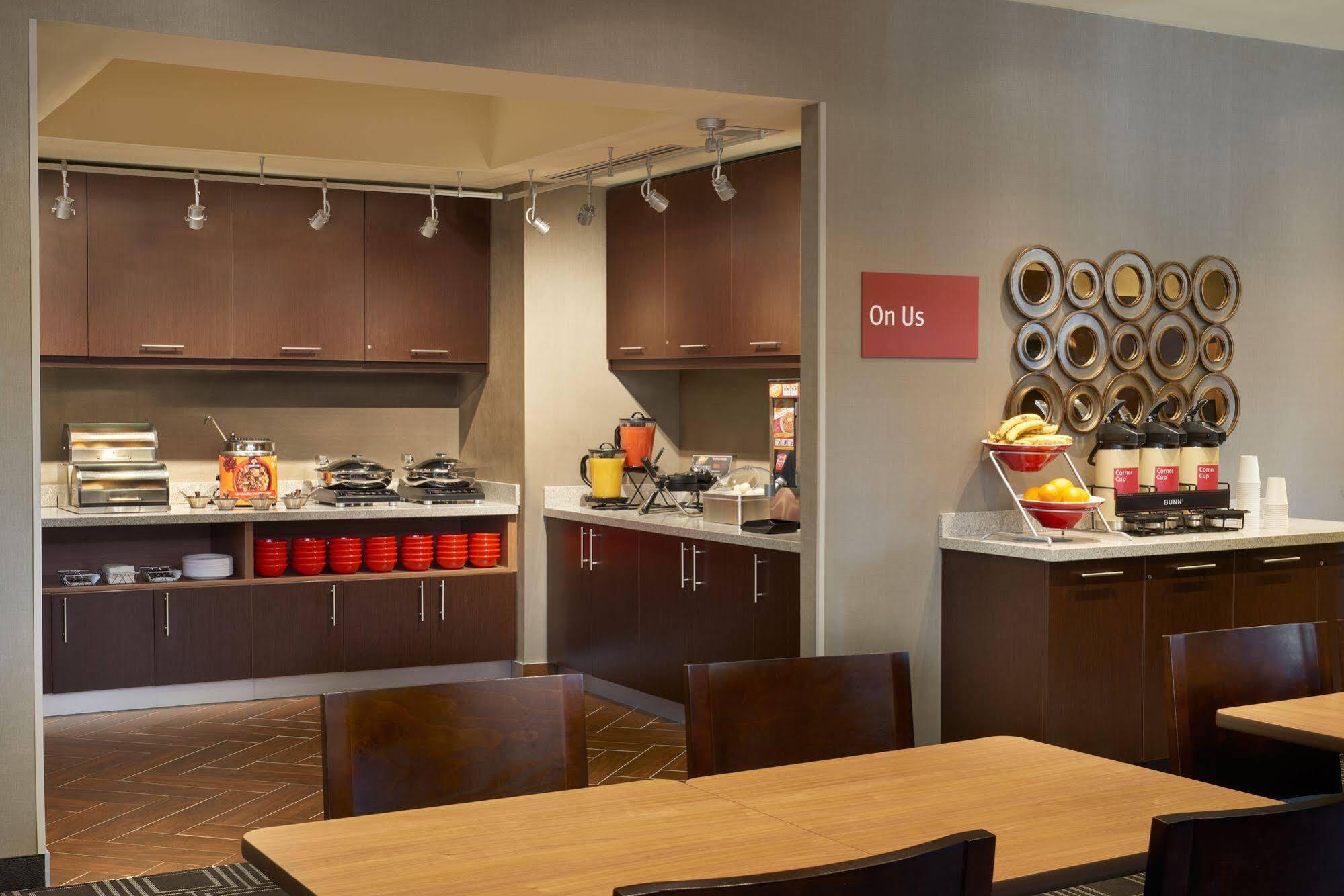 Towneplace Suites By Marriott Windsor Exteriör bild